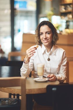 Kafedeki genç kadın. 