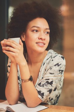 Genç karışık ırk kadın  