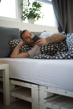 Genç cep telefonu bağımlısı adam 