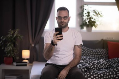 Genç cep telefonu bağımlısı adam 