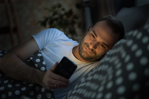 Giovane uomo dipendente dal telefono cellulare — Foto Stock