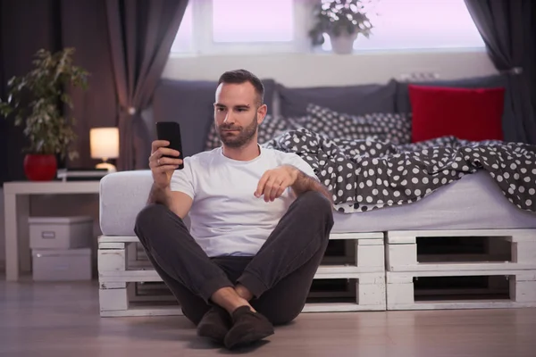 Jovem viciado em telefone celular homem — Fotografia de Stock