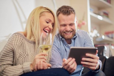 Arkadaşlar tablet kullanarak evde