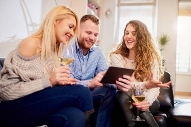 Evde arkadaşlarım iyi eğlenceler 