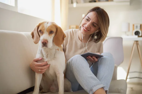 Jeune femme utilisant une tablette — Photo