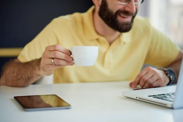 Jeune homme travaillant sur ordinateur portable — Photo