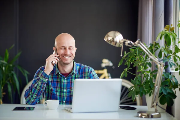 Jongeman werkt aan laptop — Stockfoto