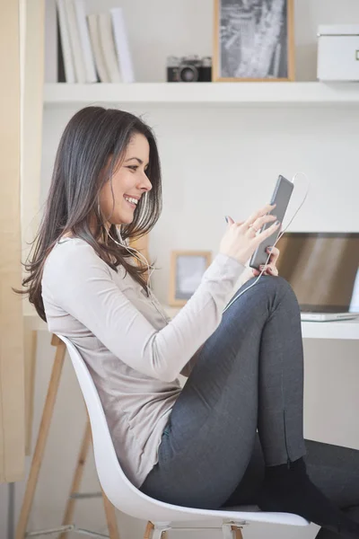 Junge Frau liest mit Tablet — Stockfoto