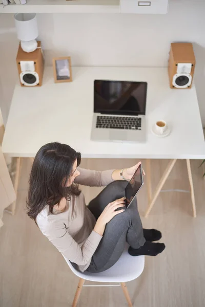 Junge Frau liest mit Tablet — Stockfoto