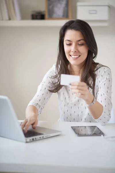 Kobieta pracująca na laptopie w domu — Zdjęcie stockowe