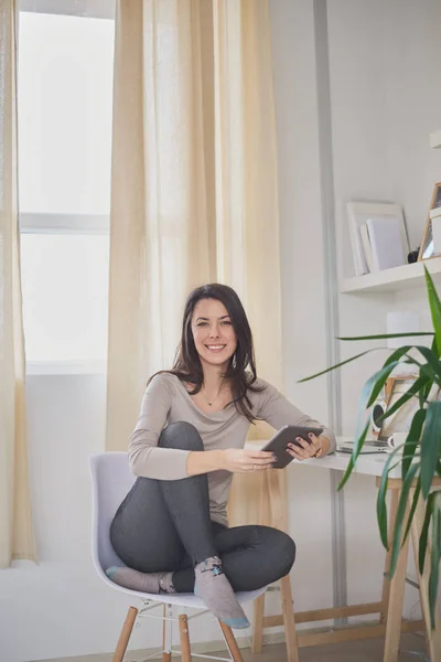 Junge Frau liest mit Tablet — Stockfoto