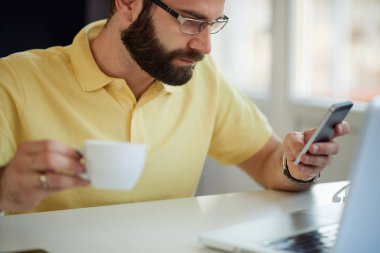 Modern ofisinde çalışan genç adam 