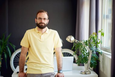 Modern ofisinde çalışan genç adam 