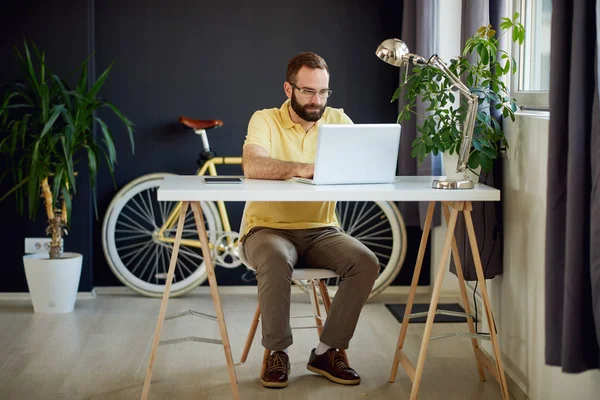 Jonge man werken in moderne kantoor — Stockfoto