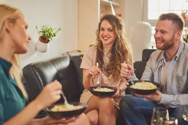 Evde arkadaşlarım iyi eğlenceler