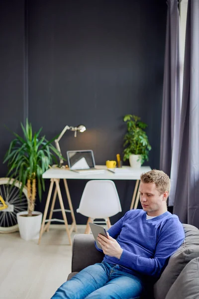 Jonge man in moderne kantoren — Stockfoto