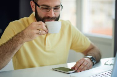 Modern ofis genç adam 