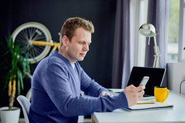 Modern ofis genç adam  