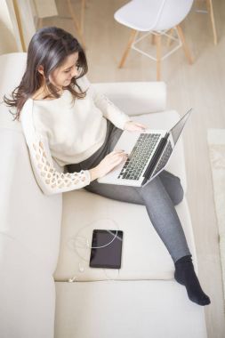 Dizüstü bilgisayarda çalışan kadın 