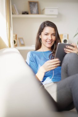 Tablet kullanan genç bir kadın. 