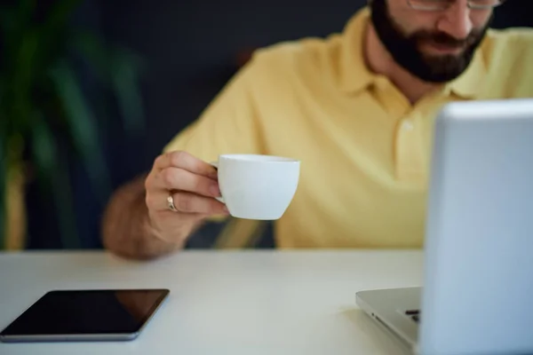 Jeune homme dans un bureau moderne — Photo