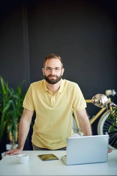 Jonge man in moderne kantoren — Stockfoto