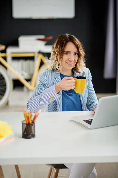 Mooie jonge vrouw — Stockfoto