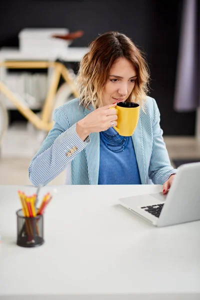 Beautiful young woman — Stock Photo, Image