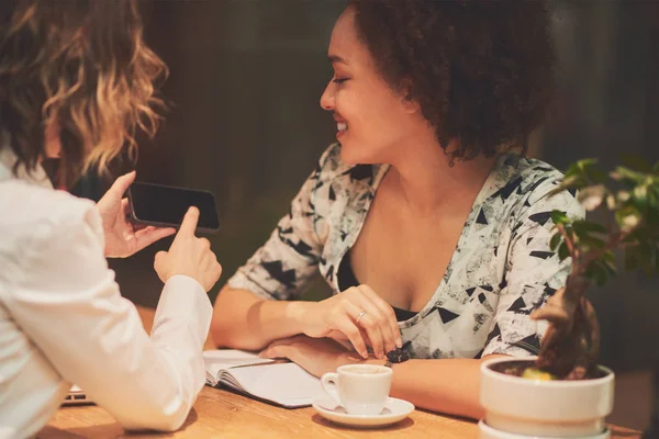 Dos mujeres jóvenes — Foto de Stock