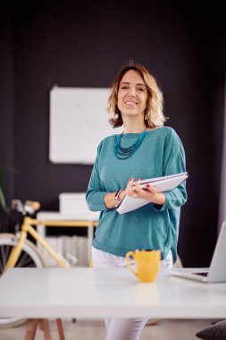 çekici genç iş kadını