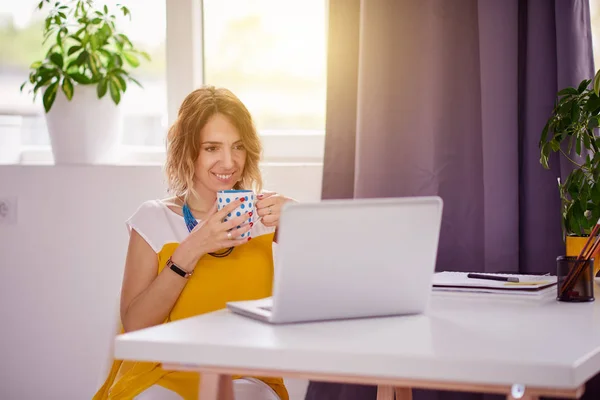 Attractive young businesswoman — Stock Photo, Image