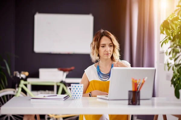 Attractive young businesswoman — Stock Photo, Image