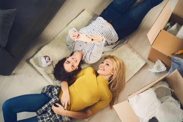 Yeni daire'de iki kız