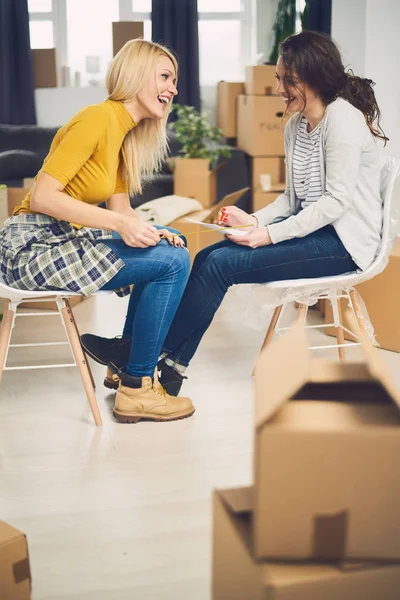 Due ragazze nel nuovo appartamento — Foto Stock