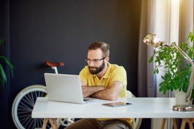 Modern ofis genç adam 
