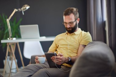 Modern ofis genç adam 