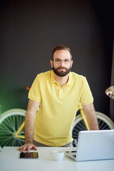 Jonge man in moderne kantoren — Stockfoto