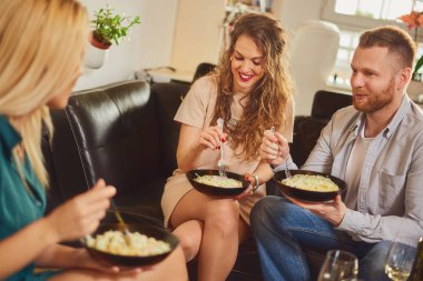 Evde arkadaşlarım iyi eğlenceler