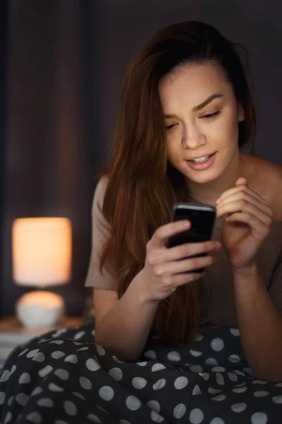 Mujer usando teléfono inteligente en casa —  Fotos de Stock