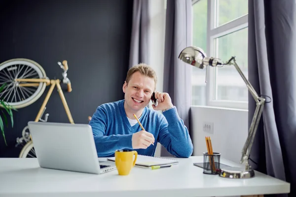 Jonge man in moderne kantoren — Stockfoto