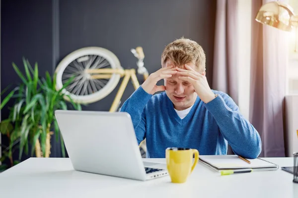 Joven en la oficina moderna —  Fotos de Stock