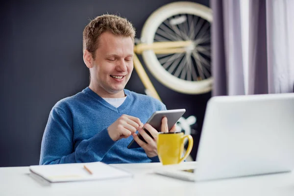 Jonge man in moderne kantoren — Stockfoto