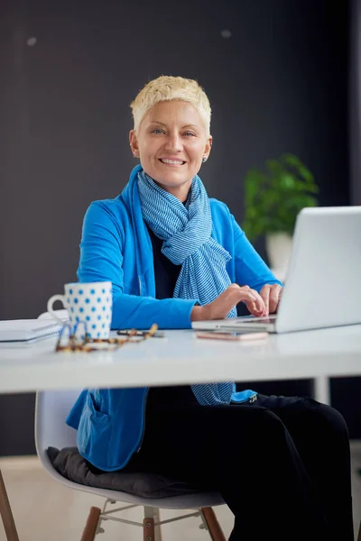 Blonde vrouw, kantoormedewerker — Stockfoto