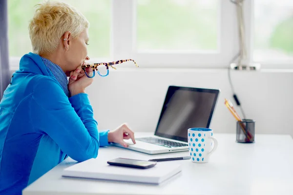 Blonde woman, office worker — Stock Photo, Image