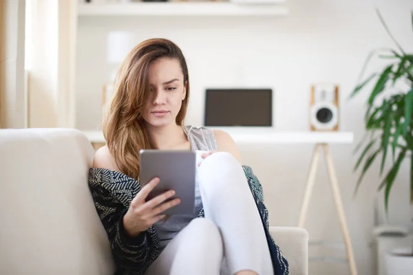 Young woman using tablet — Stock Photo, Image