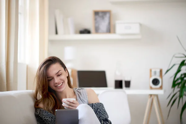 Junge Frau mit Tablet — Stockfoto