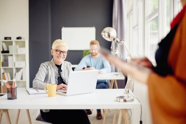 modern ofis arkadaşları