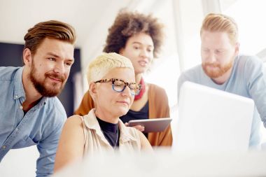 modern ofis arkadaşları