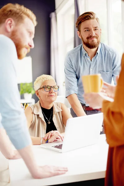 Mitarbeiter im modernen Büro — Stockfoto