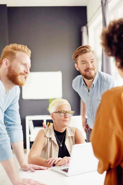 Mitarbeiter im modernen Büro — Stockfoto